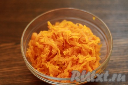 Морковь натереть на крупной терке.
