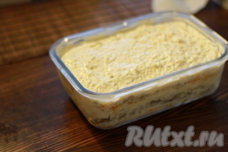 Нежный, вкусный салат из куриной печени с луком и морковью готов.