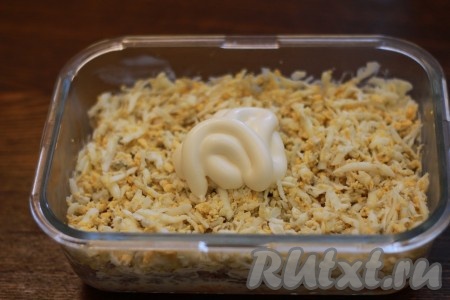 Следующим слоем добавляем натёртые яйца и тоже смазываем майонезом.
