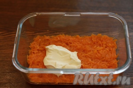 Начинаем выкладывать в форму салат слоями. Первым слоем выкладываем морковь, смазываем майонезом.
