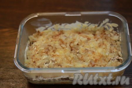 Затем выкладываем обжаренный лук.
