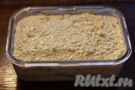 Повторяем все слои: морковь + майонез, куриная печень + майонез, лук, затем яйца + майонез.
