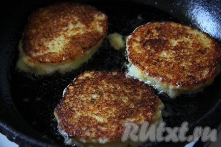 Жарить драники с творогом на небольшом огне с двух сторон до золотистой корочки.
