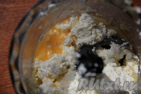 Для приготовления начинки для драников тщательно растереть (или пробить блендером) творог с яйцом, посолить и поперчить по вкусу.
