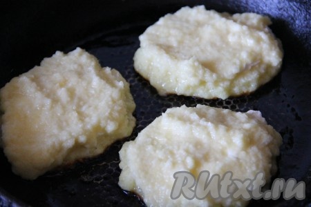 Творожную массу равномерно накрыть картофельной массой.
