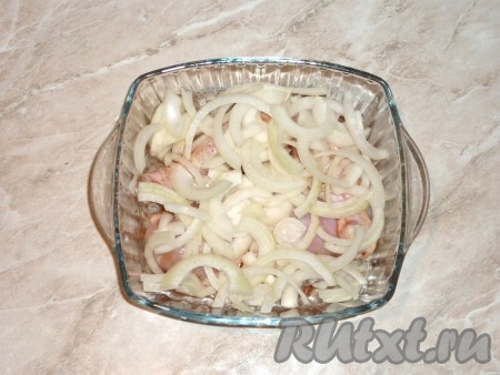 Лук очистить, нарезать полукольцами и выложить к кусочкам мяса, перемешать, накрыть пищевой плёнкой и отправить в холодильник на несколько часов. 
