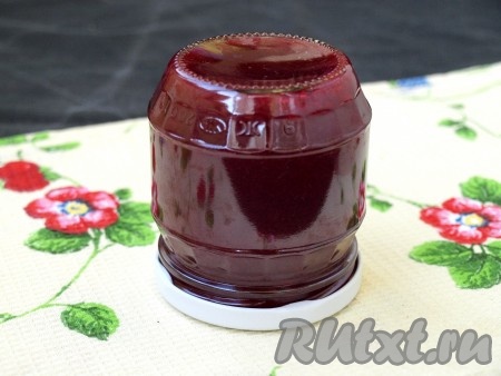 Горячий джем переливаем в сухую стерильную баночку, закручиваем прокипяченной крышкой, переворачиваем и после остывания убираем на хранение. Накрывать не нужно. Замечательный вкуснейший джем из кизила готов! Хранить его можно в условиях городской квартиры. 
