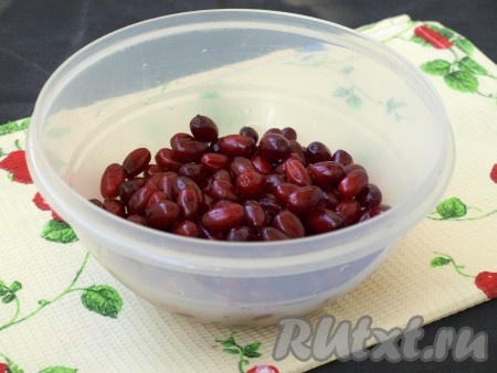 Для джема отбираем спелые, но не мятые плоды. Промываем их водой.
