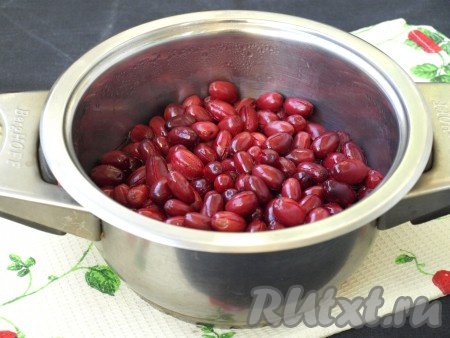 Ставим кастрюльку на огонь, доводим содержимое до кипения и варим 7 минут на небольшом огне, накрыв крышкой. Ягоды должны стать мягкими.
