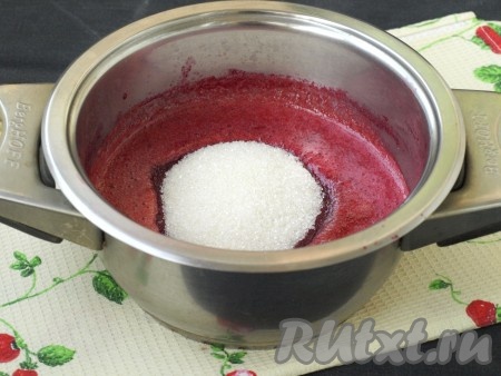 Протёртое пюре ставим на огонь и немного увариваем на небольшом огне, не более 10 минут. Затем добавляем сахар.

