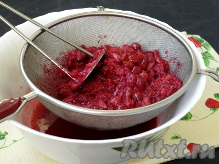 После этого ягоды откидываем на сито и протираем. Занятие не очень приятное, так как в ягодах кизила имеется крупная косточка.
