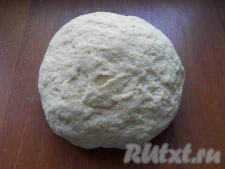 Тесто долго месить не нужно, только чтобы не липло к рукам. Само тесто очень податливое, насыщенное.
