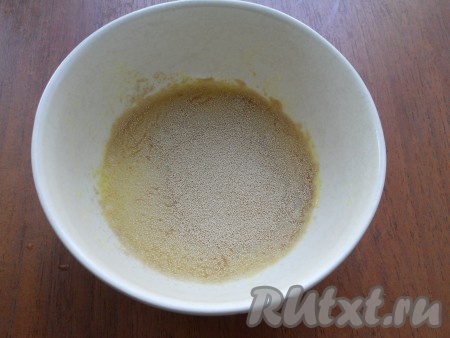 Сыворотку подогреть со сливочным маслом (масло должно растопиться, лучше добавлять размягченное масло). Дрожжи растворить в небольшом количестве (30-40 мл) теплой сыворотки, добавив 1 чайную ложку сахара. Накрыть дрожжевую смесь пленкой и оставить в теплом месте на 15 минут.
