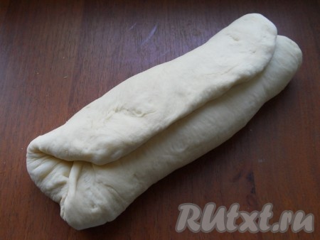 Готовое тесто раскатать немного в прямоугольную лепешку и сложить втрое (как слоеное тесто).