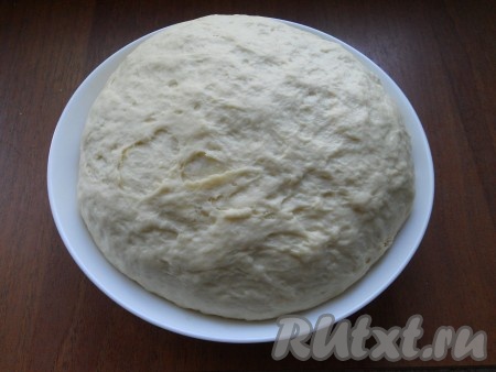 Тесто накрыть пленкой и поместить в теплое место на 1,5 часа для подхода. Тесто должно увеличиться вдвое.
