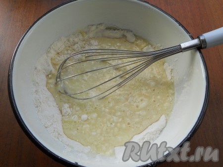 Постепенно вливая сыворотку (можно и теплую, и холодную), венчиком замешивать тесто.
