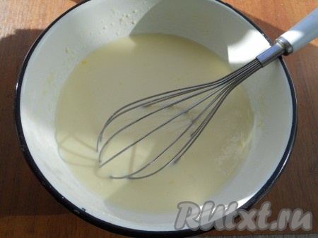 Тесто должно быть жидковатым. При необходимости (так как мука бывает разной), добавить или муку, или сыворотку.
