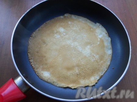 Жарить блинчики на разогретой сковороде до румяности с двух сторон. Перед выпеканием первого блина влить на сковороду 1 чайную ложку растительного масла, далее можно жарить на сухой сковороде.
