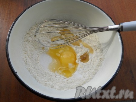 Также всыпать соль, сахар, соду и растительное масло.
