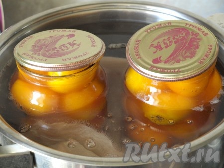 Приготовленный горячий маринад залить в банки, прикрыть стерильными крышками. В глубокую кастрюлю постелить на дно полотенце, поставить на него банки с помидорами и налить в кастрюлю горячую воду до плечиков. Поставить кастрюлю на огонь, стерилизовать банки на небольшом огне 10 минут с момента закипания воды.
