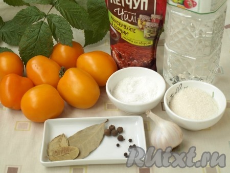 Подготовить всё необходимое для приготовления помидоров с кетчупом чили на зиму. Помидоры нужно выбирать плотные и желательно одинакового размера.