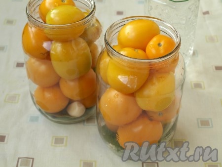 Вымыть помидоры и наполнить ими банки до верха.
