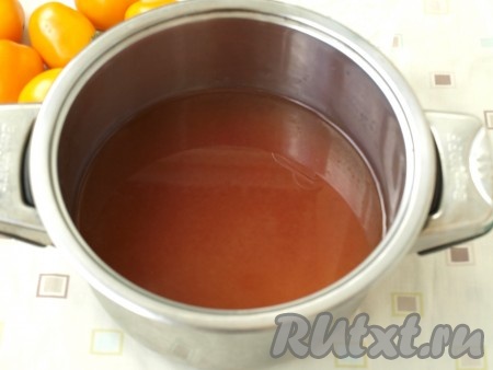 Начинать нужно с приготовления маринада. В кастрюлю налить воду, добавить кетчуп, соль и сахар. Поставить на огонь и довести до кипения. В самом конце налить уксус и снять с огня.
