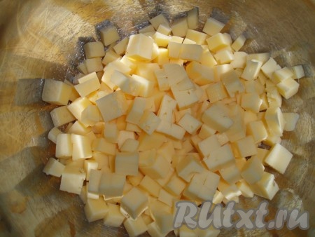Сыр нарезать кубиками.
