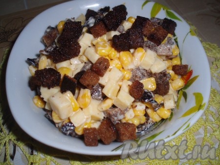 Салат с сыром, кукурузой и сухариками