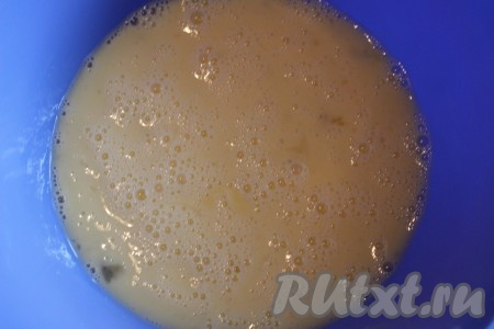 Если крабовые палочки заморожены, их нужно полностью разморозить при комнатной температуре. Когда крабовые палочки разморозятся, можно приступать непосредственно к приготовлению салата. Прежде всего приготовим яичные блинчики, для этого нужно в миску подходящего размера разбить яйца, посолить, по желанию, поперчить. При помощи венчика взбить яйца до однородной массы.