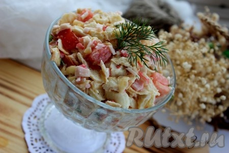 Салат с помидорами, крабовыми палочками, яйцами и сыром