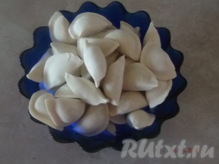 Добавляем получившееся пюре в кастрюлю с оставшимся картофелем и отправляем опять на огонь. Когда суп закипит, добавляем равиоли.
