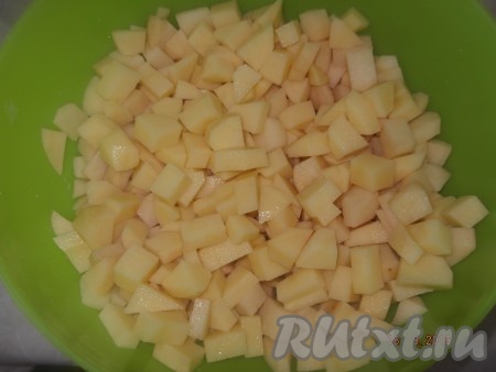 Наливаем в кастрюлю воду и ставим на огонь, пока закипит вода, чистим картофель и режем его на кубики.