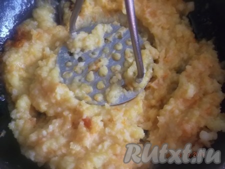 Когда картофель сварится, вынимаем&nbsp; половину картофеля из воды, перекладываем в сковороду к обжаренным овощам и делаем из этой массы с помощью толкушки пюре.
