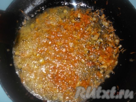 Когда закипит вода, высыпаем картофель и варим до готовности. Пока картофель варится, готовим зажарку: на разогретой с растительным маслом сковороде обжариваем до золотистого цвета мелко нарезанный лук с натёртой морковью.
