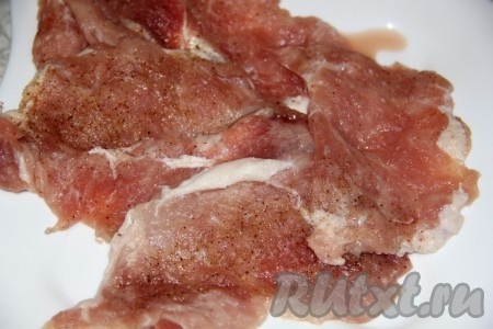 Мясо (у меня - свинина, но можно взять любое, например, индейку, куриное филе) моем, обсушиваем, нарезаем на плоские кусочки толщиной примерно 1,5 сантиметра. Отбиваем кусочки мяса кулинарным молоточком, солим, приправляем специями (я посыпала чёрным молотым перцем).