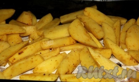 Поверх мяса равномерно выкладываем дольки картофеля.