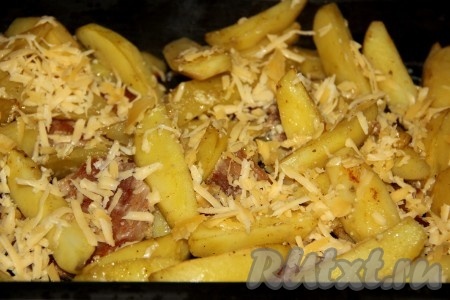 Ставим противень в духовку, прогретую до 180 градусов. Запекаем картошку с мясом в майонезе 60 минут (картофель должен стать достаточно мягким, легко прокалываться ножом). Затем достаём противень, посыпаем картошку сыром, натёртым на крупной тёрке.