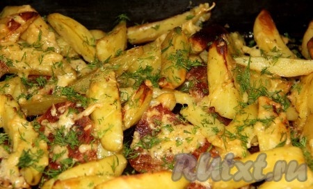 Снова отправляем противень в духовку. Готовим мясо с картошкой в майонезе с сыром в духовке&nbsp;минут 10-15 (до лёгкого подрумянивания сыра). Готовое блюдо достаём из духовки, по желанию, посыпаем мелко нарезанной зеленью.