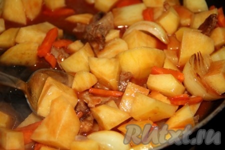 Обжариваем, периодически помешивая, овощи с мясом на среднем огне в течение нескольких минут, затем добавляем 1-2 столовые ложки томатной пасты, хорошо перемешиваем и тушим под крышкой ещё минут 5. 
