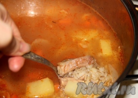 В бульон, в котором уже варится перловка, добавляем мясо с тушеными овощами.
