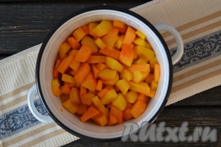 Сахар за это время практически растает, тыква выделит немного сока.