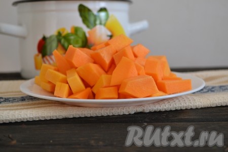 Тыкву очистить от кожицы и семян, нарезать мелкими кубиками.
