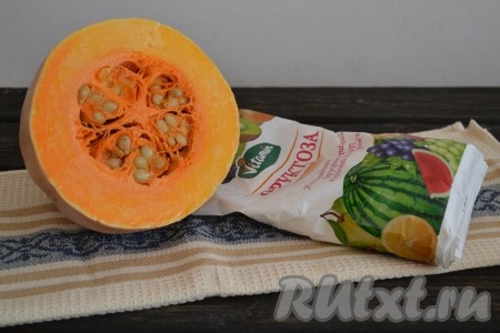 Подготовить все необходимые ингредиенты. Я использовала фруктозу, можно смело заменить обыкновенным сахаром. А тыкву лучше выбрать сладкую и зрелую. У меня сорванная тыква лежала более двух недель, кожица стала мягкой, очень легко срезалась. 