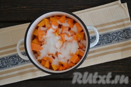 Засыпать тыкву сахаром и оставить на 1-2 часа.
