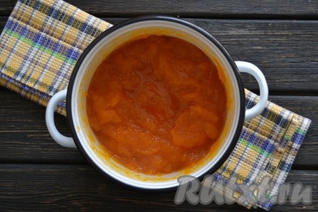 Поставить кастрюлю с тыквой на слабый огонь и уваривать тыкву до густого пюреобразного состояния. Это займет 1-1,5 часа. Вначале варенье часто перемешивать не нужно - в кастрюле будет достаточно много жидкости, поэтому ничего не подгорит и не убежит. А вот во второй половине приготовления, отходить далеко от плиты не стоит - помешивать придется, практически, непрерывно.
