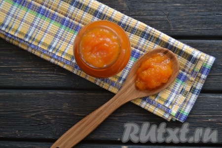 Густое, ароматное тыквенное варенье разложить по стерильным баночкам и закатать прокипяченными крышками.
