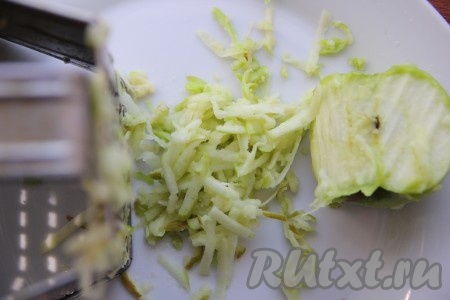 Натираем яблоко на крупной тёрке, не затрагивая сердцевину. Я взяла яблоко с кислинкой, мне так больше нравится.