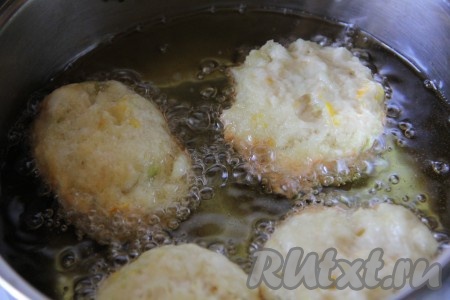 В казане или толстостенной кастрюле разогреваем растительное масло. Масла желательно добавить столько, чтобы при жарке пончики не касались дна. Десертной ложкой набираем тесто и, помогая пальцем, выкладываем тесто в кипящее масло. Пончики с яблоками обжариваем на среднем огне до золотистого цвета со всех сторон. Первый пончик достаньте и обязательно разрежьте. Так вы поймёте - сырой он или готов. Дальше вы будете ориентироваться уже по времени приготовления.