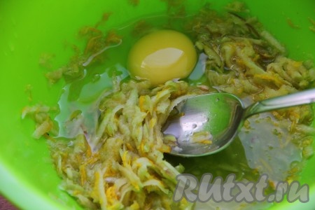 В миске смешиваем натёртое яблоко и сырое яйцо, по желанию, добавляем немного цедры лимона.